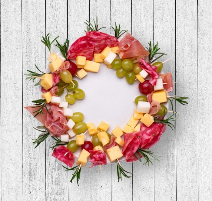 ghirlanda di spiedini con formaggio, uva e salumi