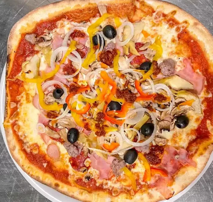 pizza maialona con 'nduja, verdure e salumi