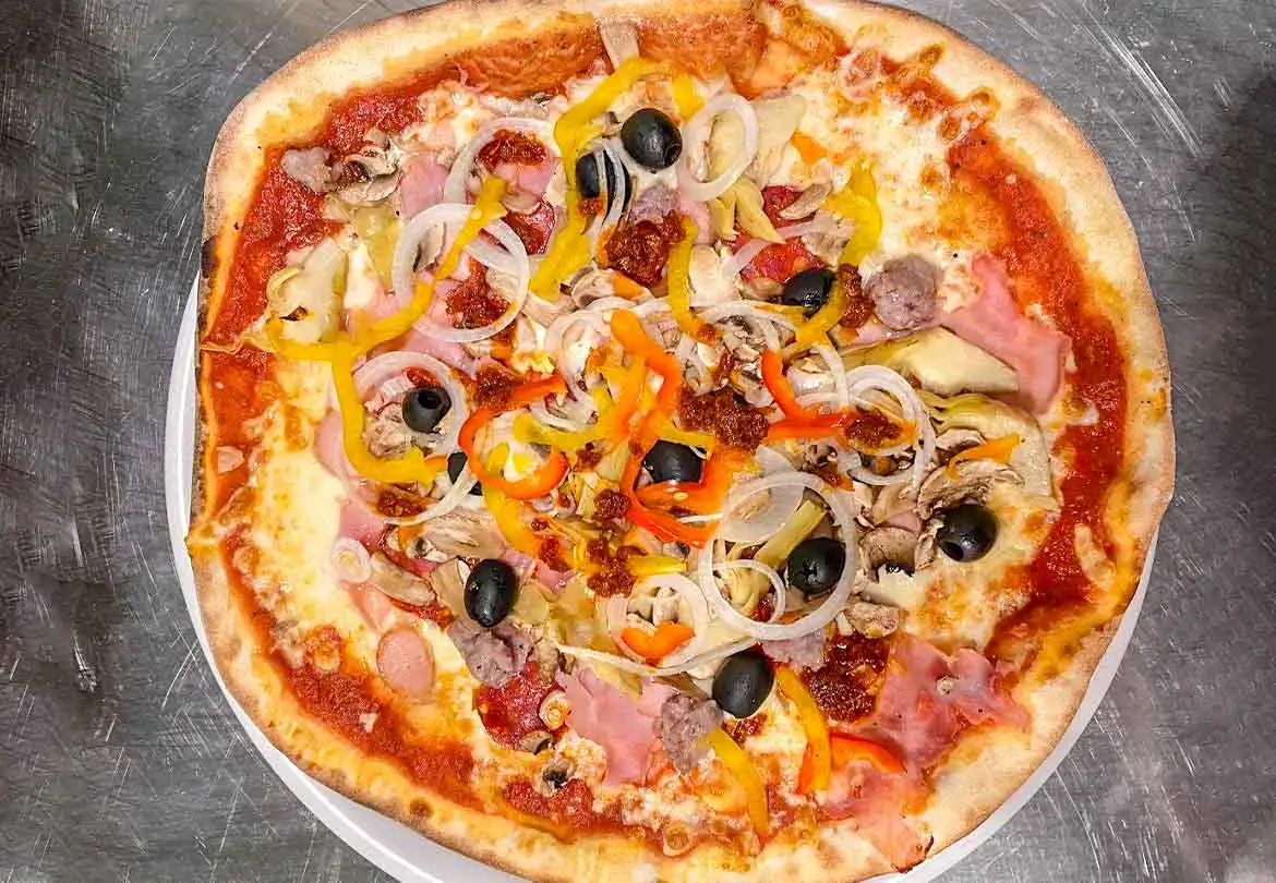 pizza maialona con 'nduja, verdure e salumi