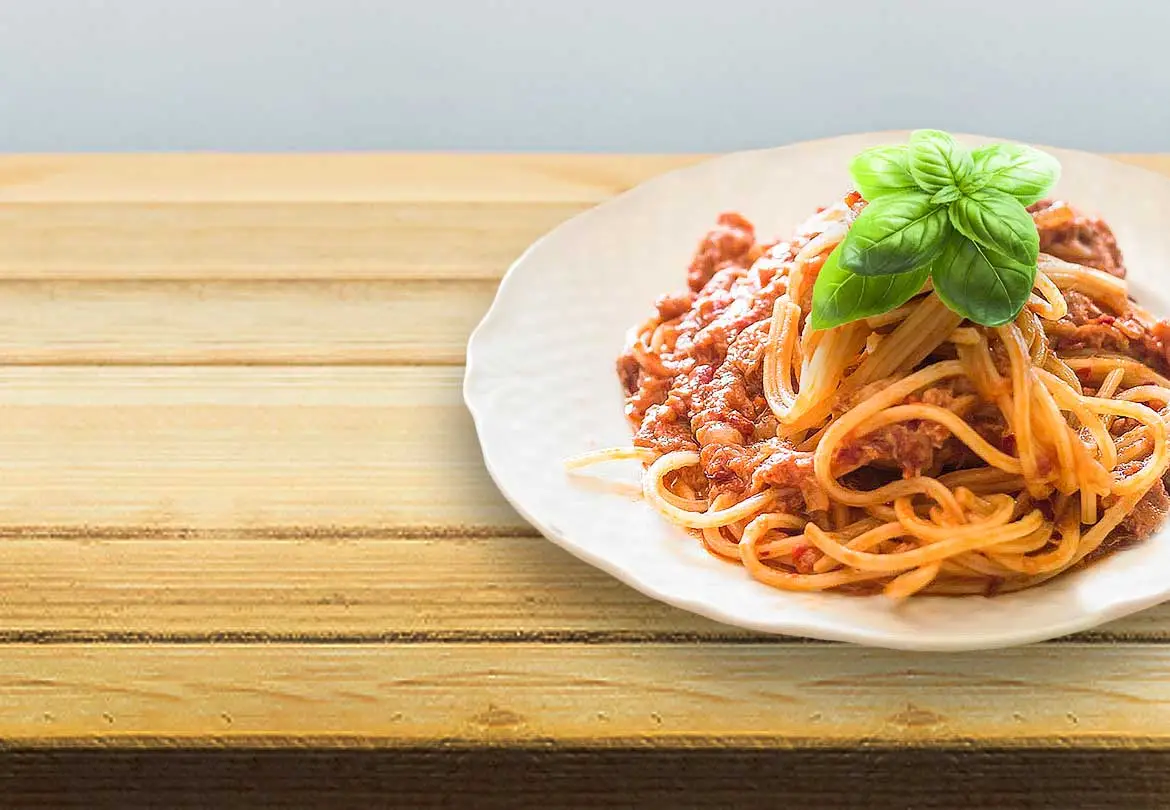 spaghetti con nduja, tonno e basilico